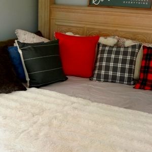 Accent throw pillows